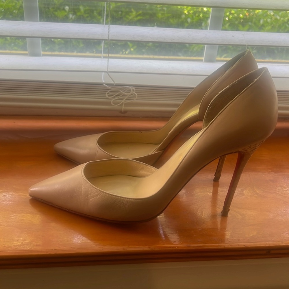 Beautiful Christian Louboutin red bottom shoes ! Good Condition....